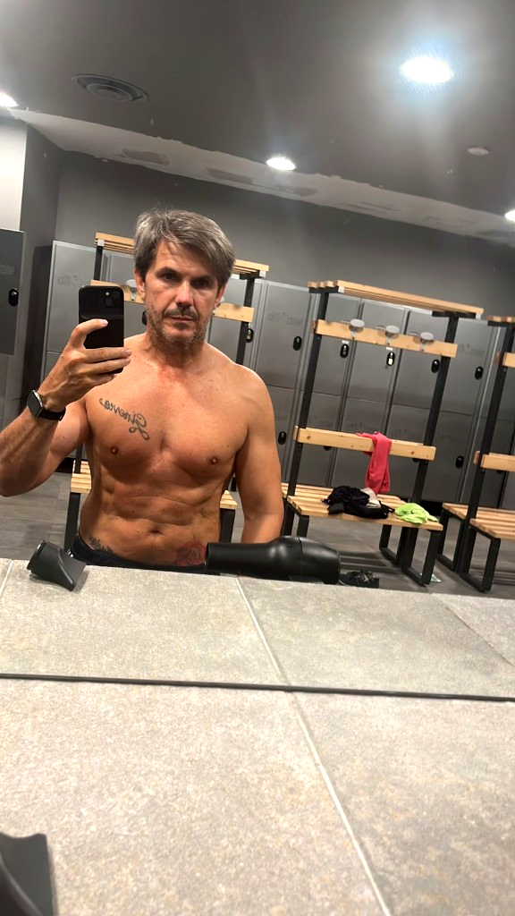 Gino Capon selfie specchio spogliatoio, torso definito dopo allenamento gambe