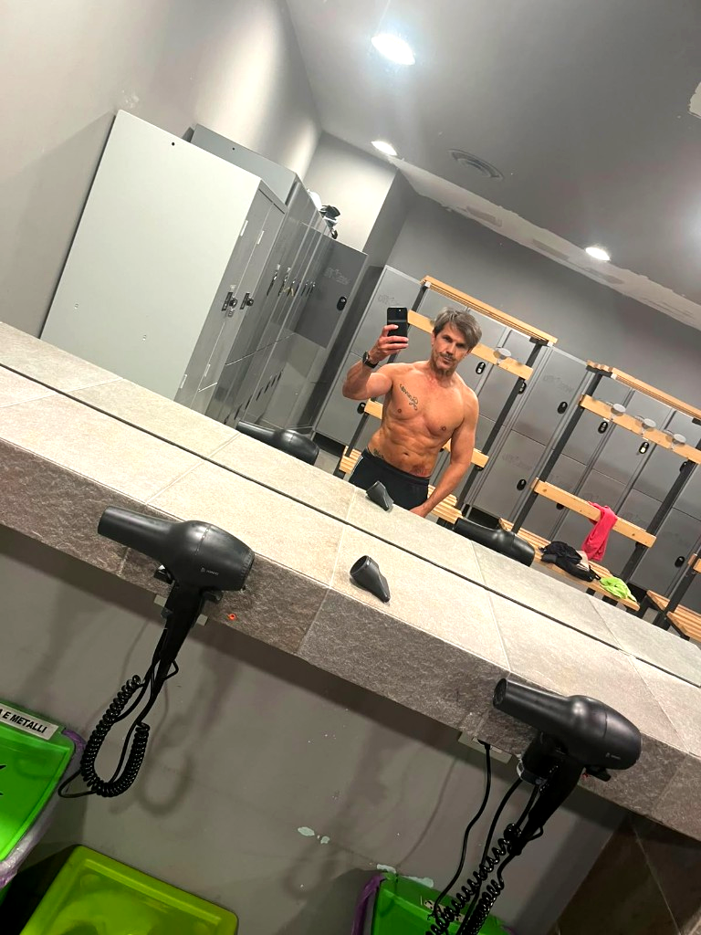 Gino Capon allo specchio del lavandino in spogliatoio palestra