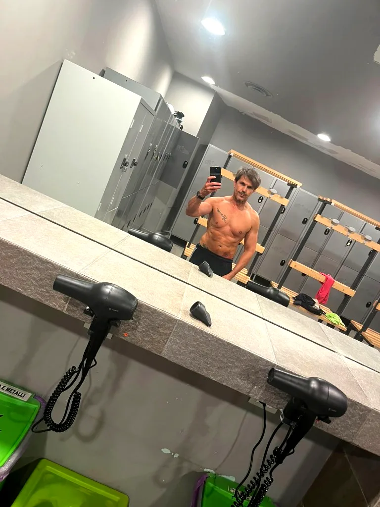 Gino Capon allo specchio del lavandino in spogliatoio palestra