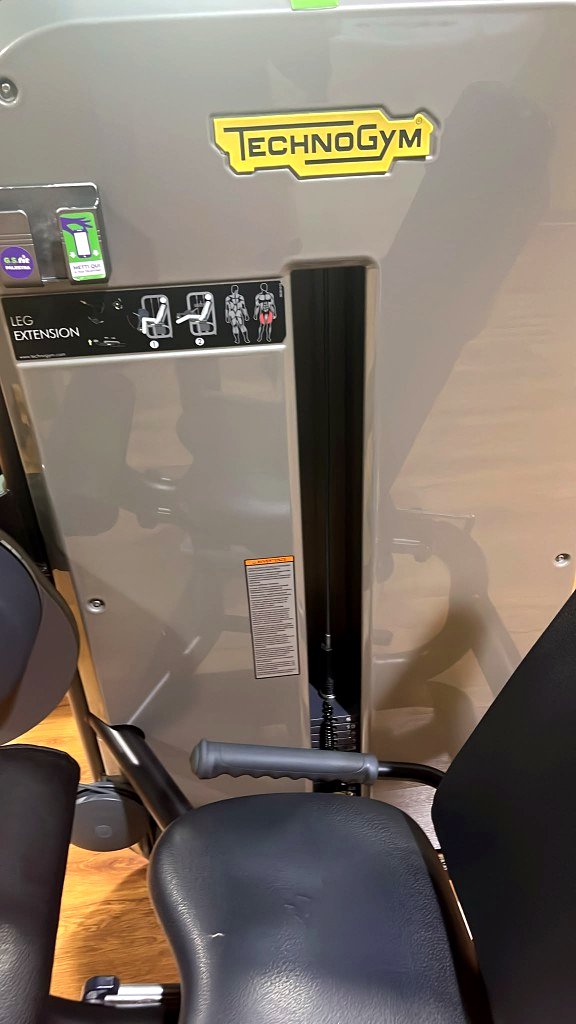 Leg extension Technogym con diagramma quadricipiti