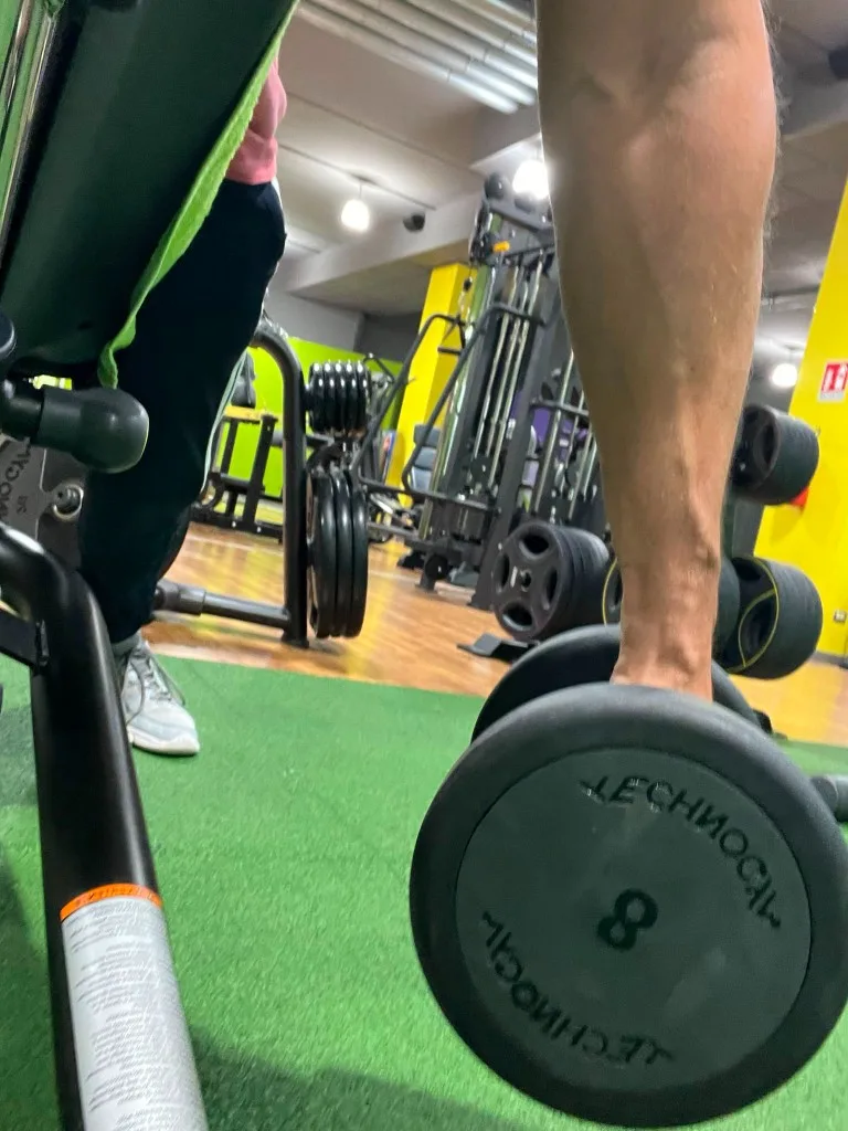 Dettaglio pavimento palestra con disco kettlebell da 8 kg durante la sessione