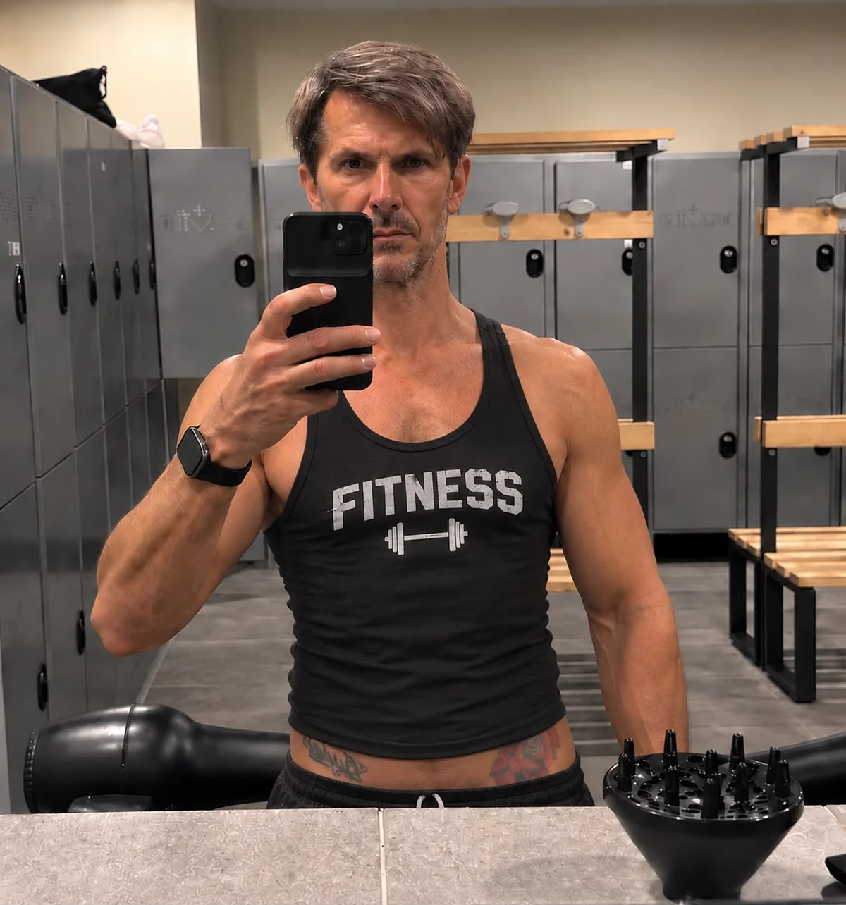 Gino Capon — selfie specchio spogliatoio post A2, canottiera FITNESS, 11 settembre 2026