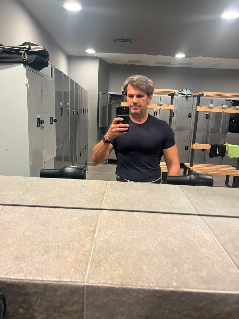 Gino Capon nello spogliatoio della palestra, pronto a tornare in ufficio dopo l'allenamento