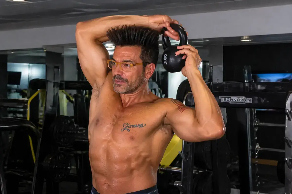 Gino Capon esegue Clean Halo con kettlebell 8 kg — fotorealistico