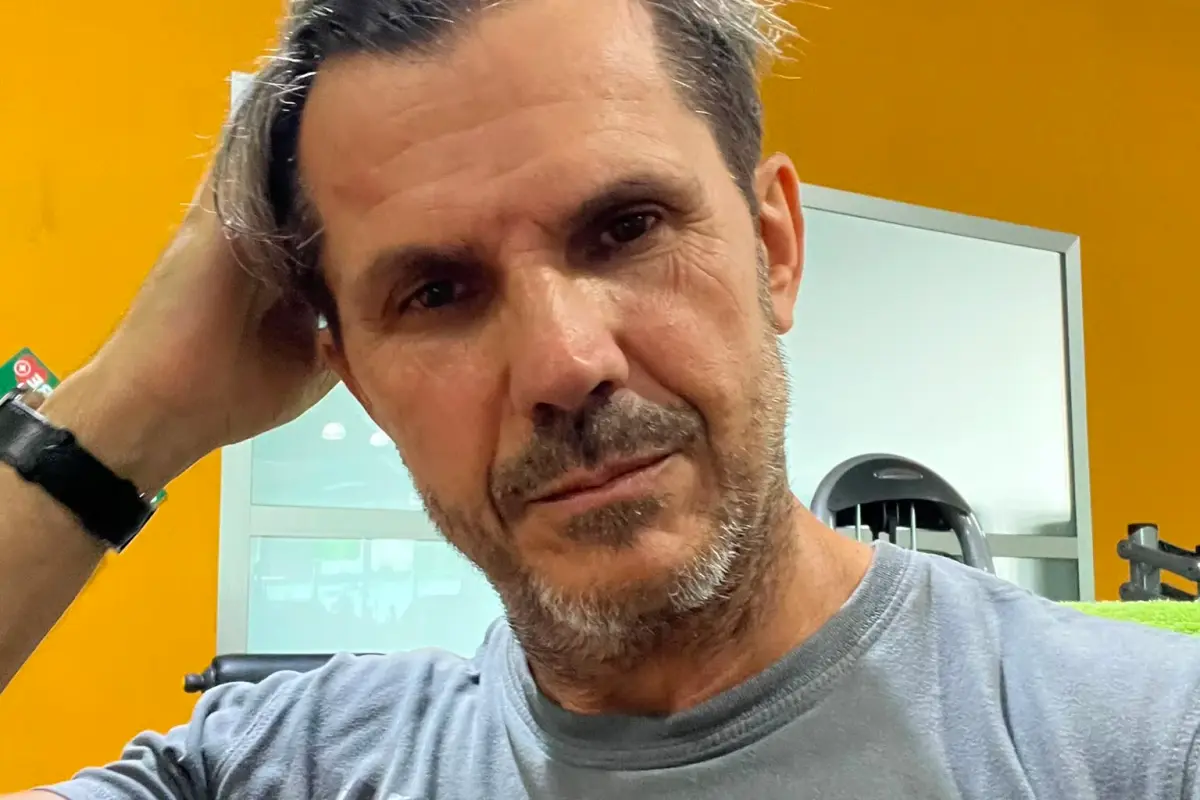 Gino Capon riscaldamento dinamico in palestra — fotorealistico