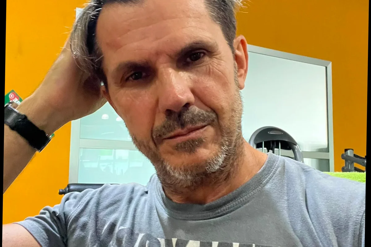 Gino Capon in palestra con shaker proteico — fotorealistico