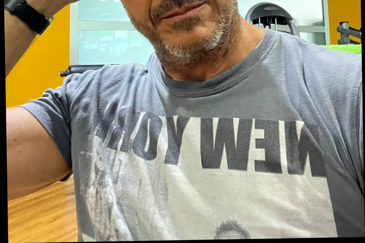 Gino Capon al cavo tricipiti in palestra — dilettante autentico, fotorealistico