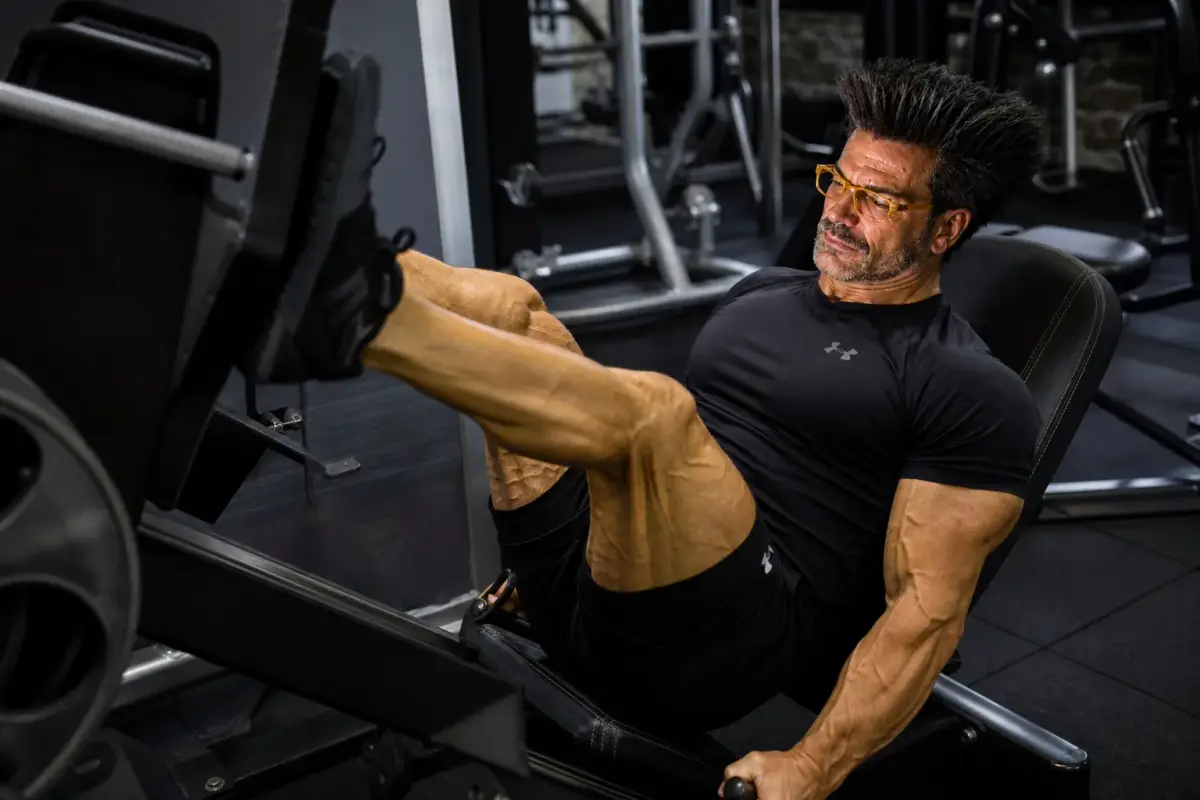 Gino Capon tra lavoro e palestra — daily life fotorealistico