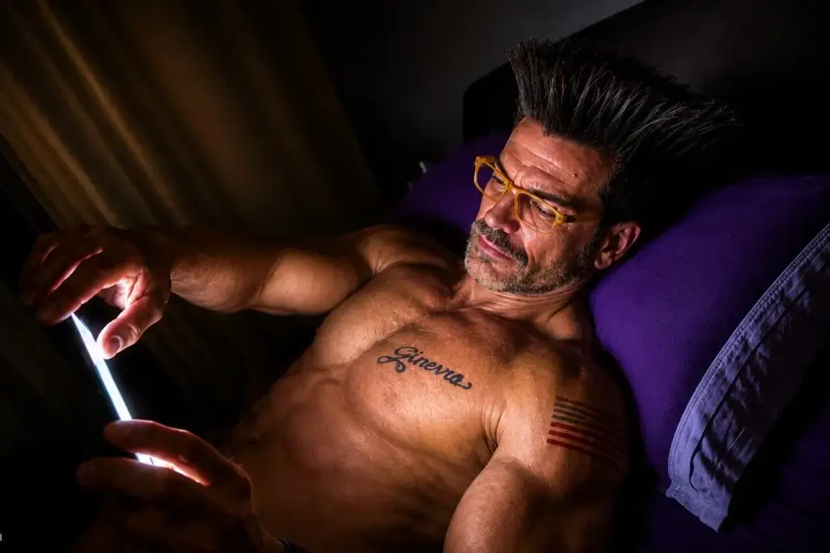 Gino Capon sul divano con meal prep — check-in natural dilettante, fotorealistico