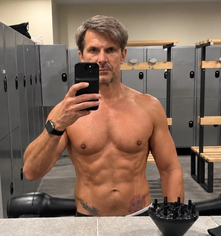 Gino Capon — selfie documentale in spogliatoio palestra, settimana 2 Blocco 1, smartwatch, specchio Technogym
