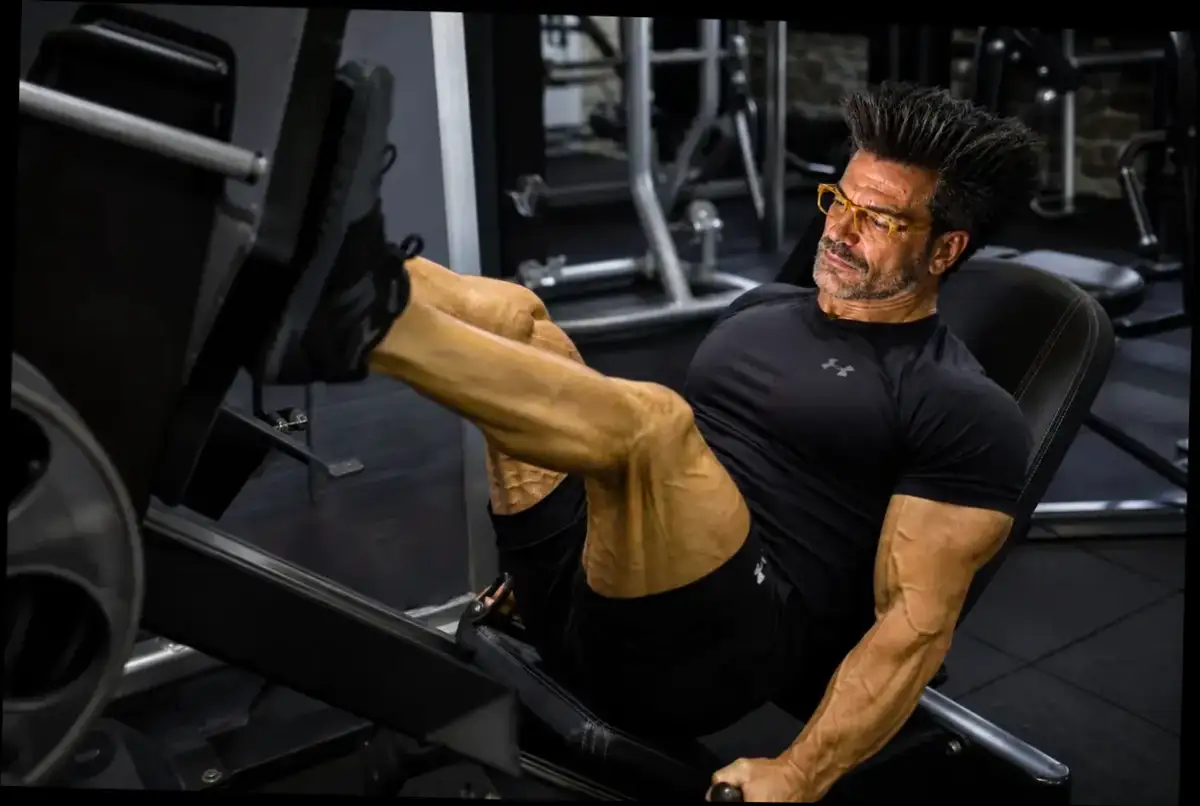 Gino Capon in palestra — riflessione timeline gara natural maturo, fotorealistico