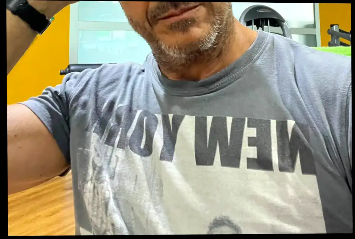 Gino Capon cartoon palestra — parodia visa Olympia, fotorealistico